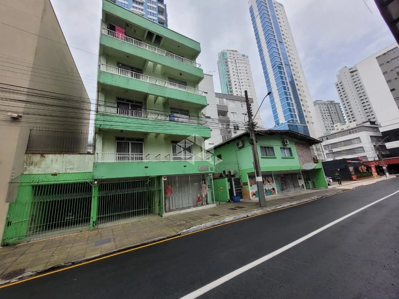 Balneário Camboriu - SC- Terreno 433,5 m2, Edifício de 4 Apartamentos e Sobrado.