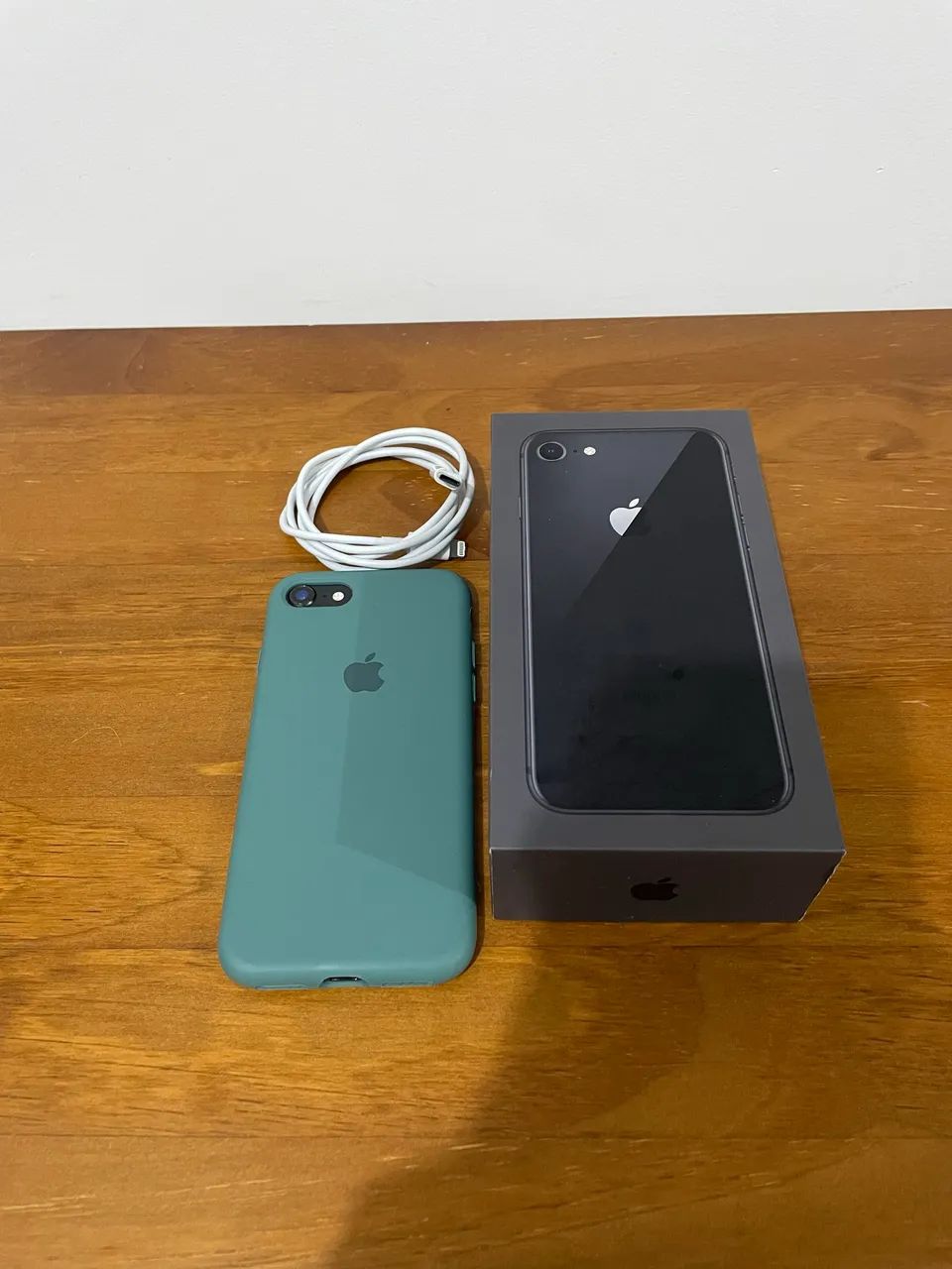 iPhone 8 - 64gb - com caixa - único dono - Celulares e Smartphones
