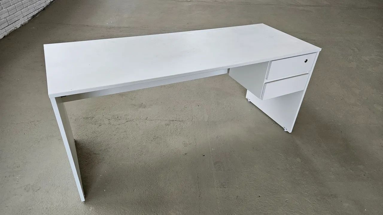 Mesa de Escritório com Gavetas