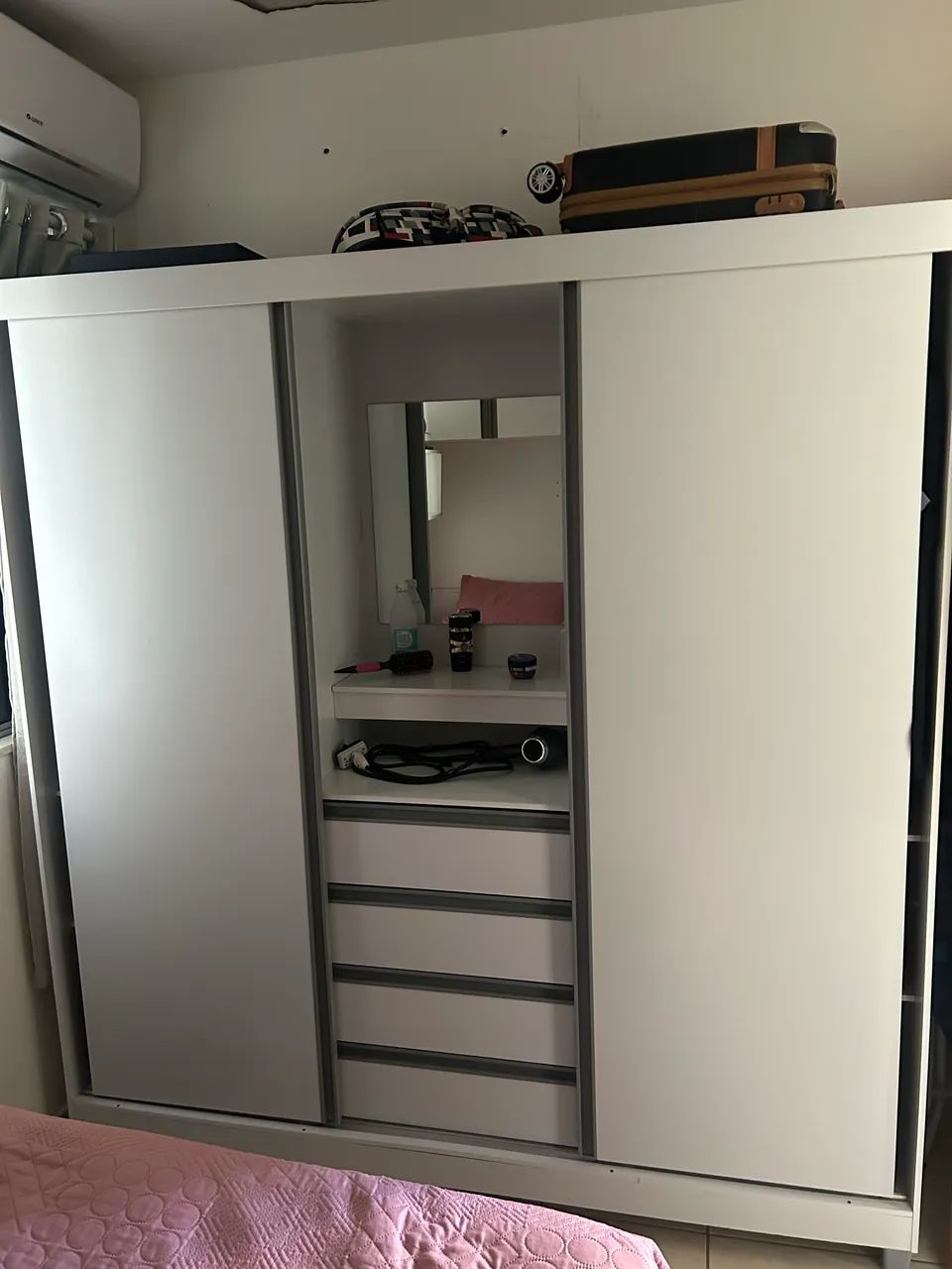 Cama, Ar condicionado, Mesa Jantar sem cadeiras e Guarda-roupa  - Foto 3