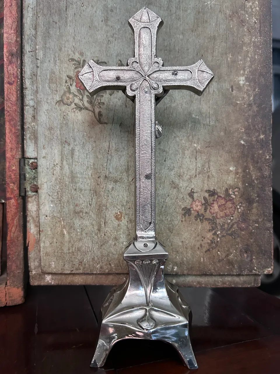 Crucifixo Art Déco em metal - Foto 2
