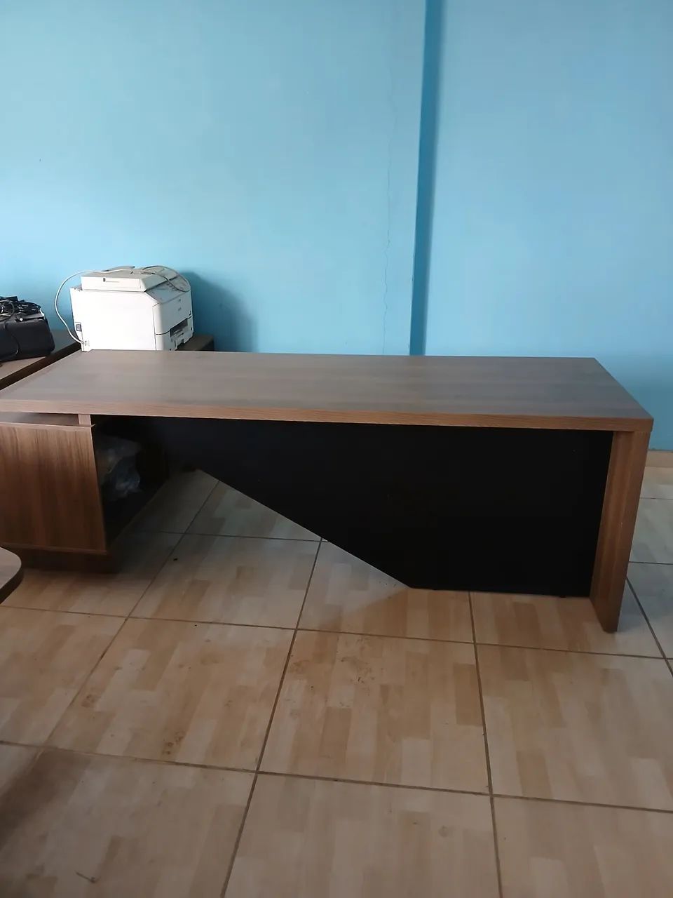 Mesa de escritório com gavetas. - Foto 4