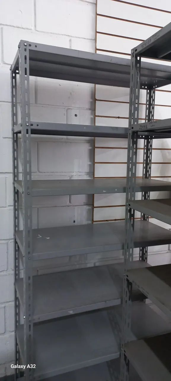 Prateleira de aço reforçada 