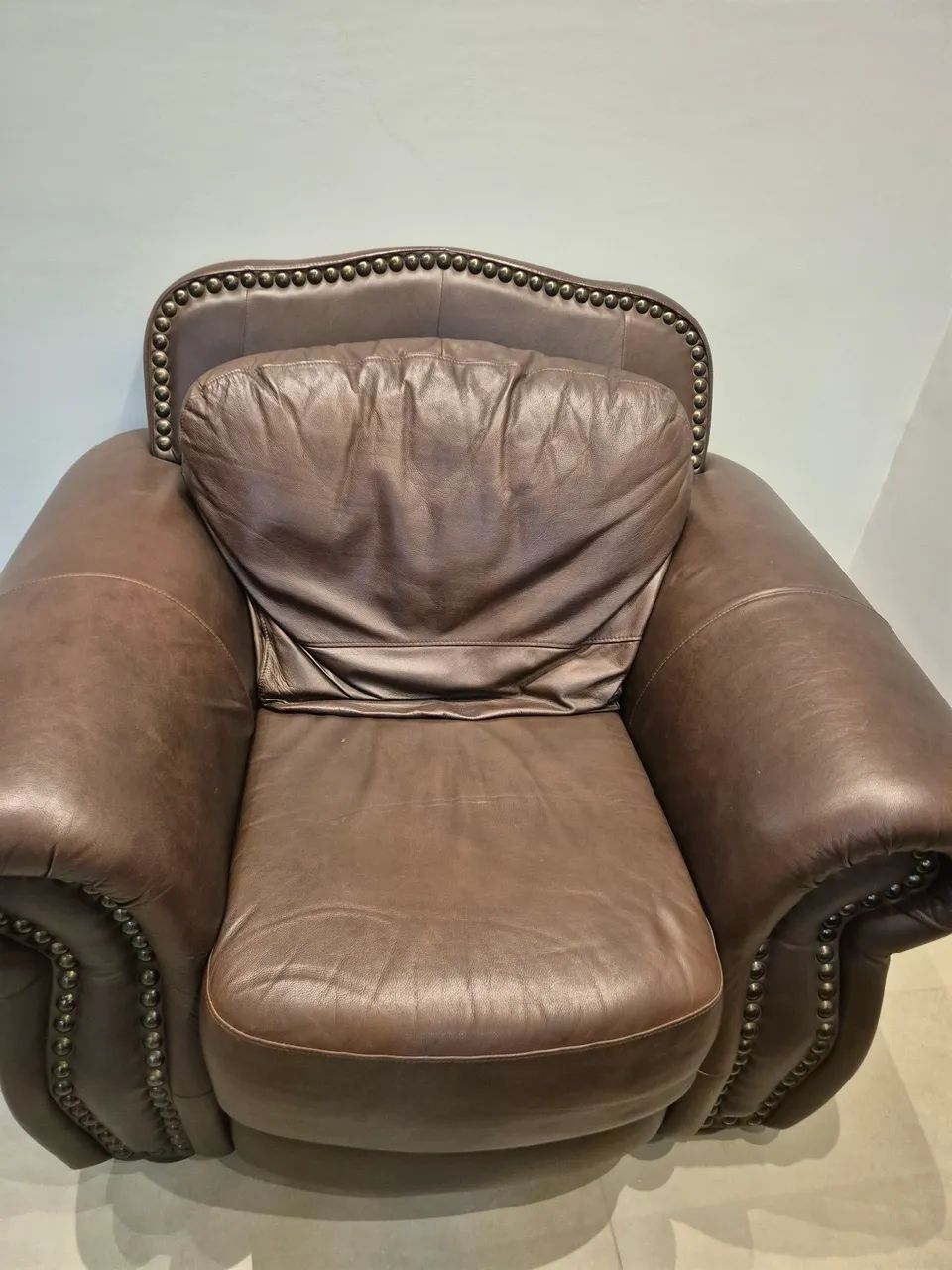 SOFA DE COURO MUITO NOVO CONSERVADO - Foto 4