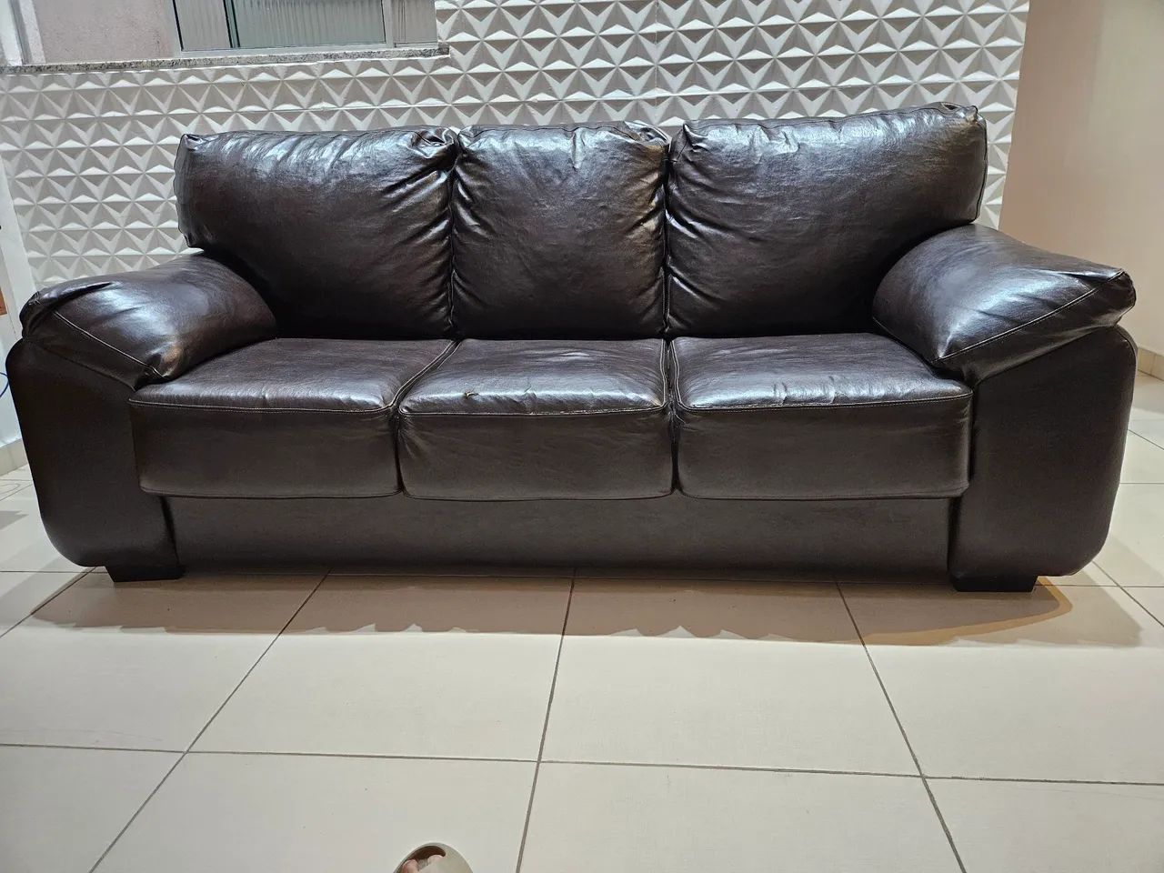CONFORTÁVEL SOFÁ EM COURINO MARRON