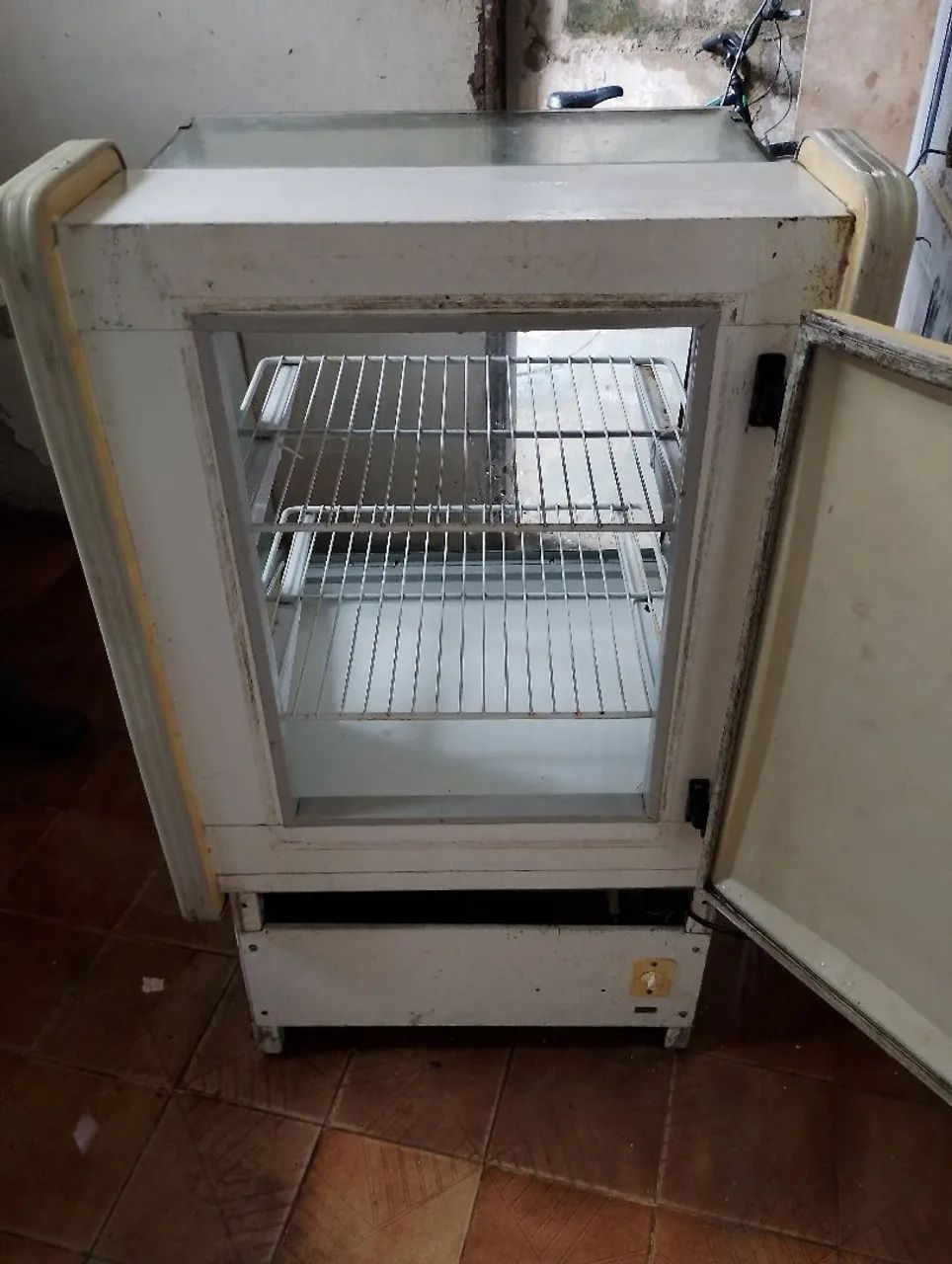 Expositora de tortas Altura: 85 cm<br>Largura: 48 cm<br>Profundidade: 49 cm - Foto 2