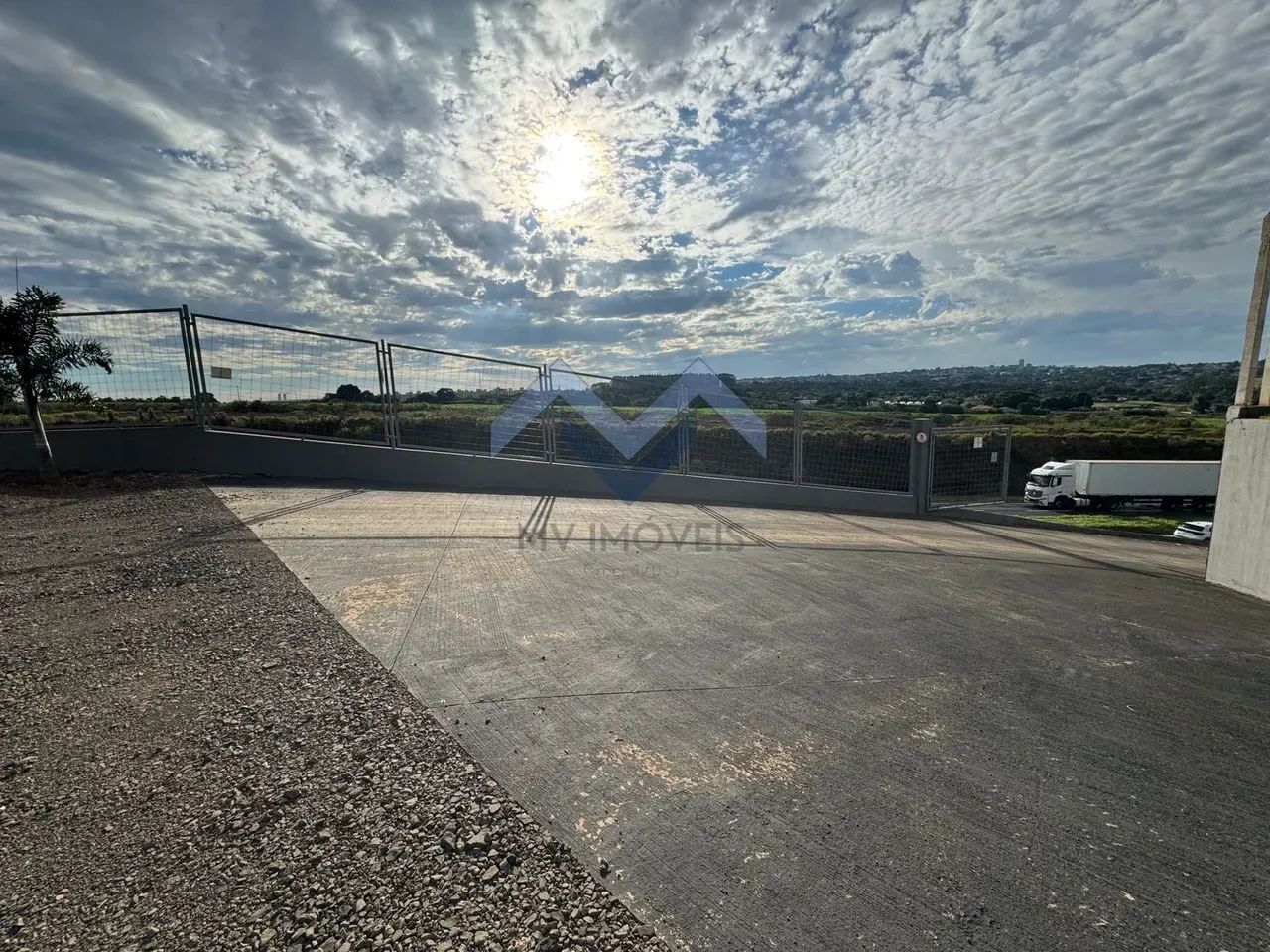 ÚLTIMO DISPONÍVEL / Comercial/Logístico com 2.100m² na BR- - Foto 3