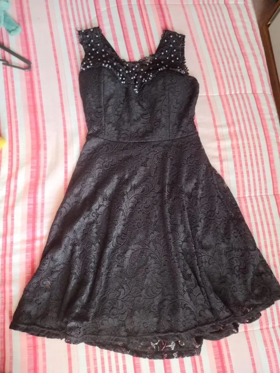 Vestido preto de renda com bojo 