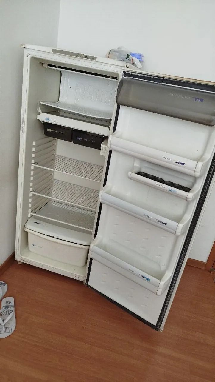 GELADEIRA EM ÓTIMO FUNCIONAMENTO
