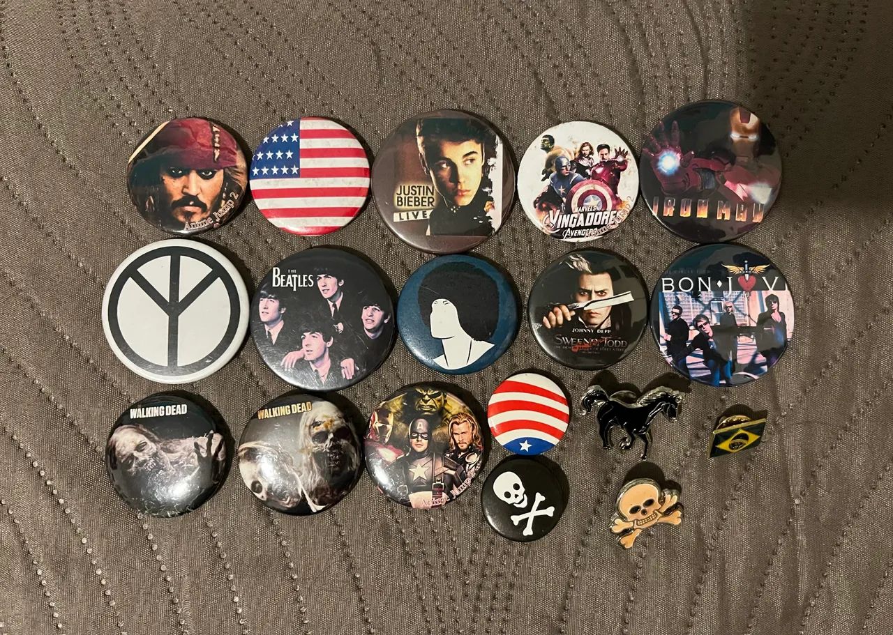 Lote bottons e pins antigos filmes séries bandas