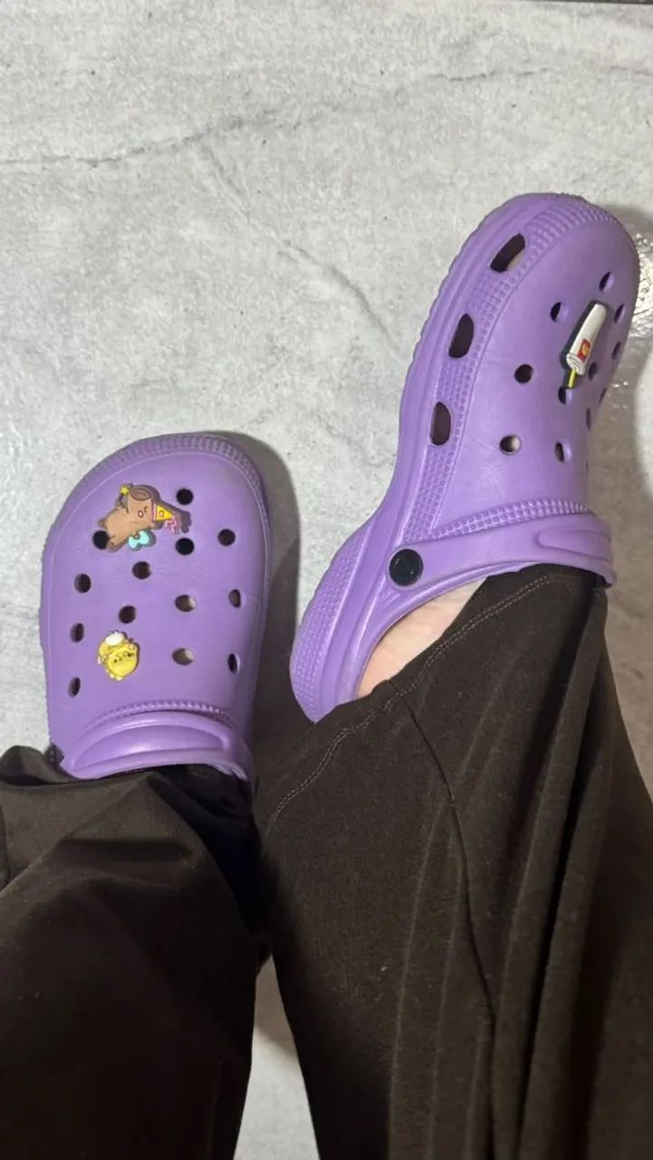 Crocs roxa (inspiração) acompanha pins - Foto 2