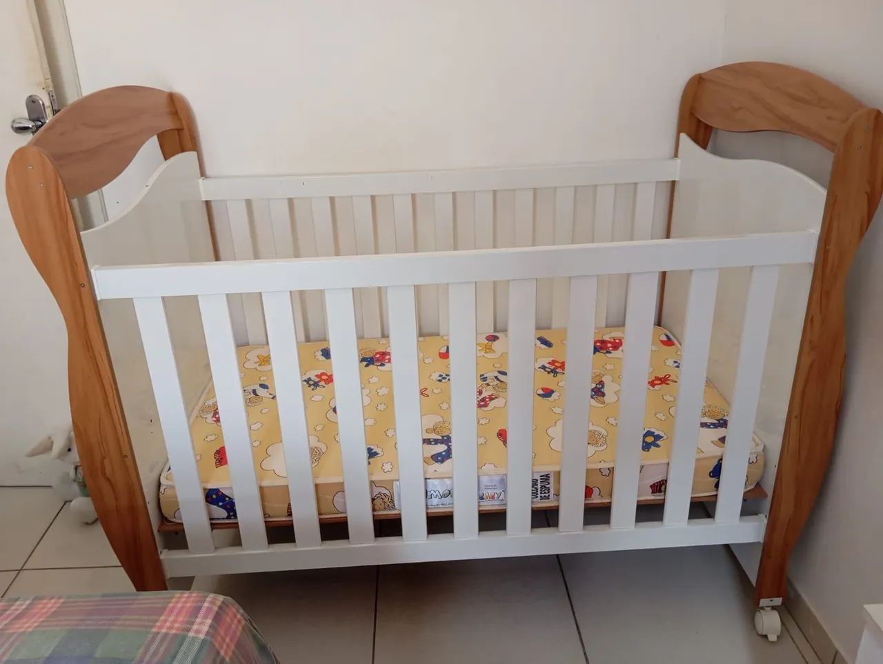 Berço de Madeira Infantil - Excelente Estado