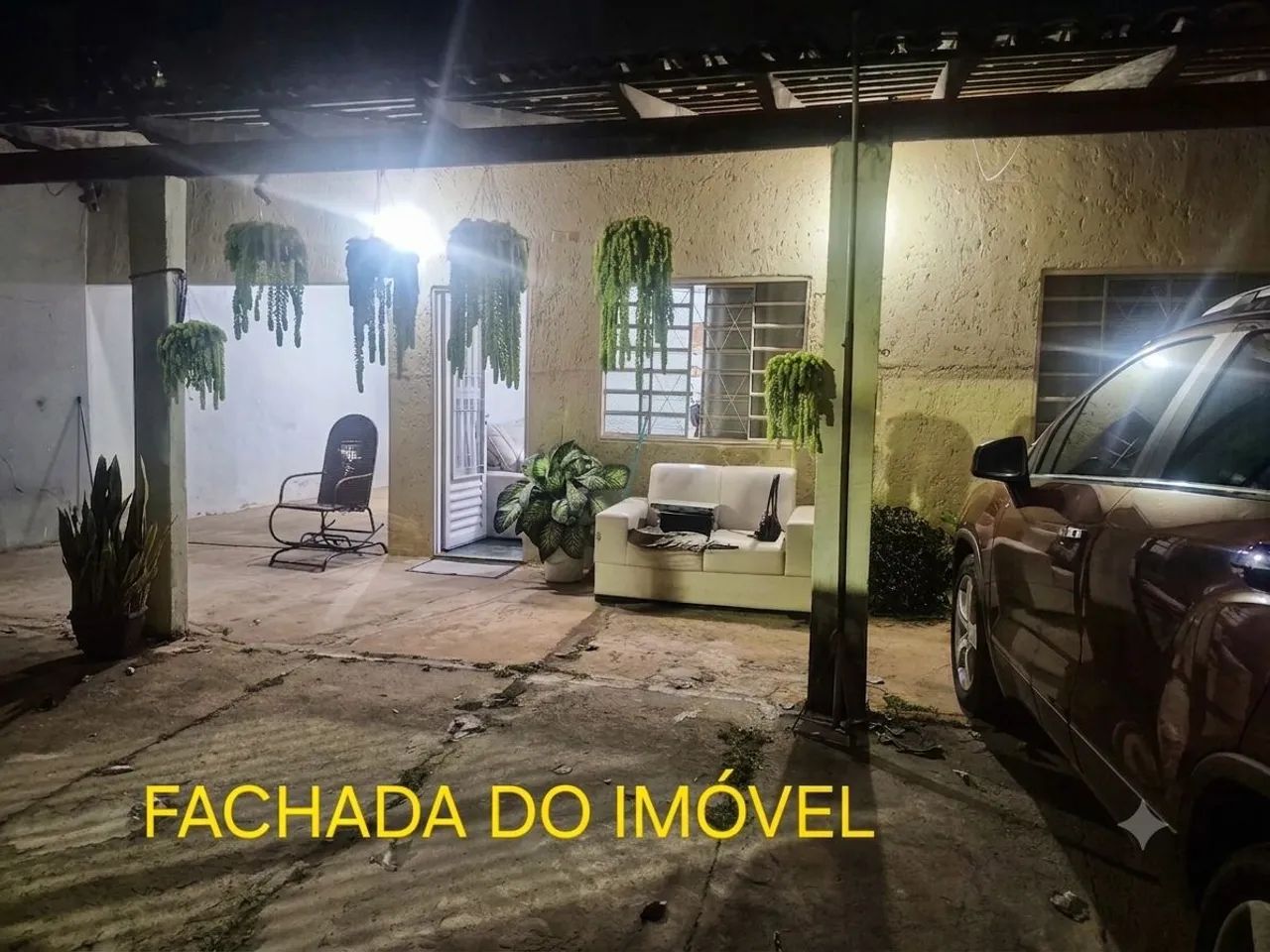 Excelente oportunidade! Casa com amplo terreno e duas casas de fundo. 