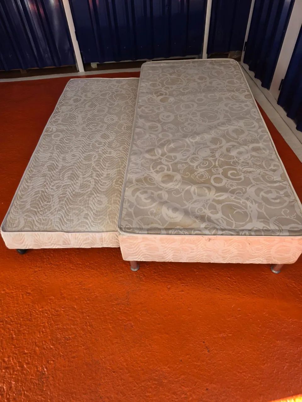 Vendo cama box de solteiro com colchão e cama auxiliar - Foto 2