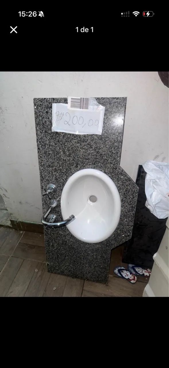 Bancada de granito com cuba e torneira