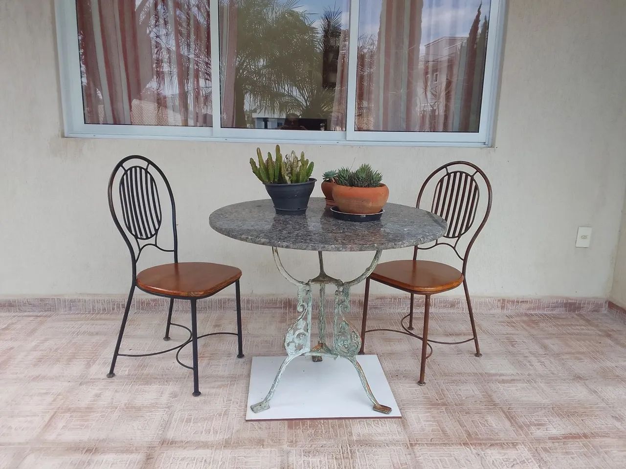 Mesa em granito com 2 cadeiras.Conservada