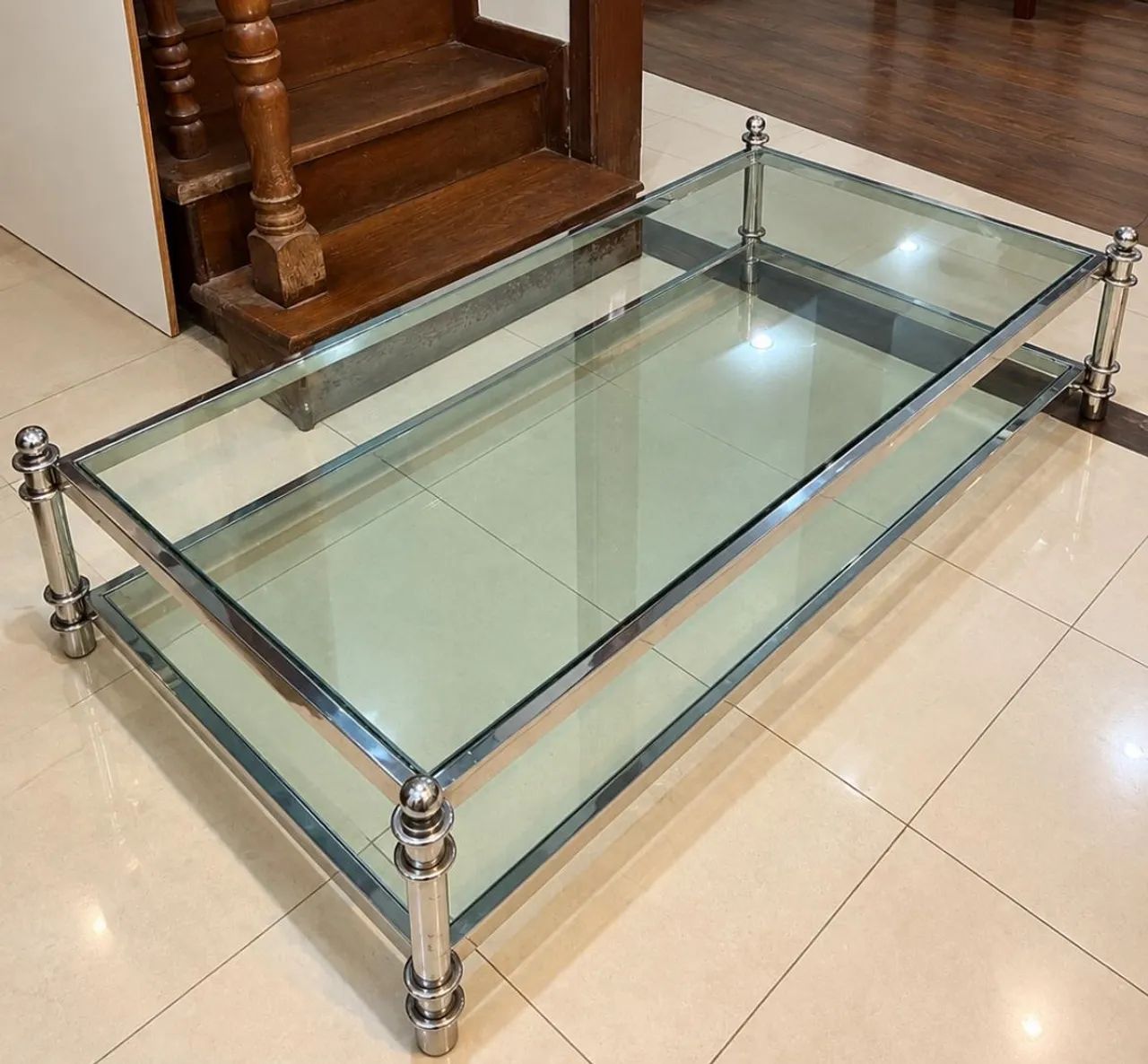 Mesa de centro de vidro com estrutura cromada 