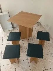 Mesa com banquinho 