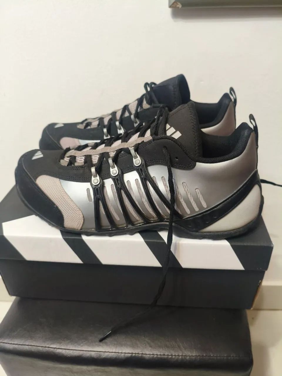 Adidas hellbender 43 preto e prata