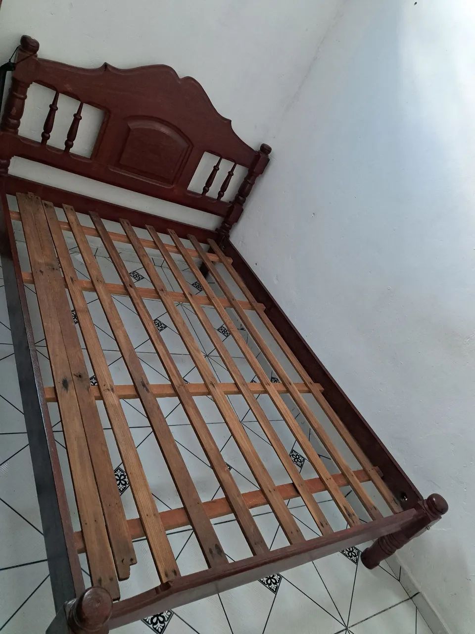 Cama de madeira 
