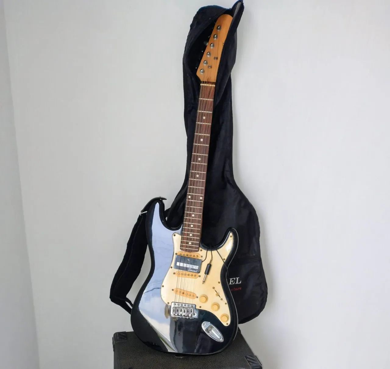 Guitarra Michael Usando 