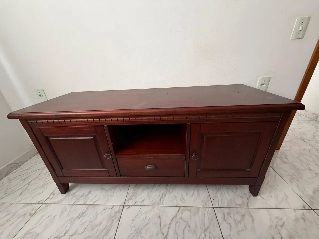 Rack de madeira maciça com portas e gaveta  - Foto 4