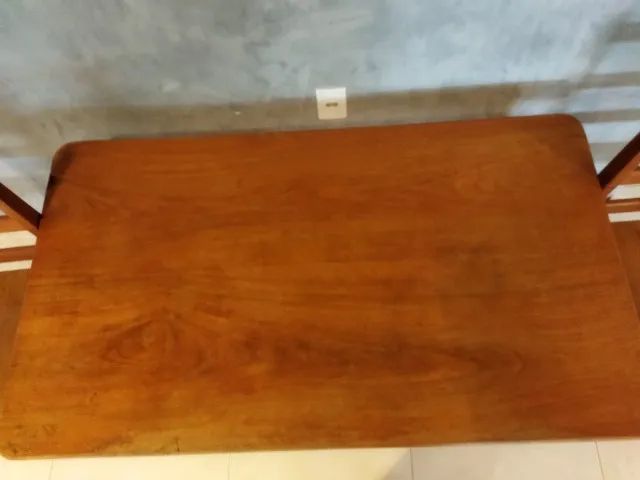 Mesa e cadeiras de madeira maciça