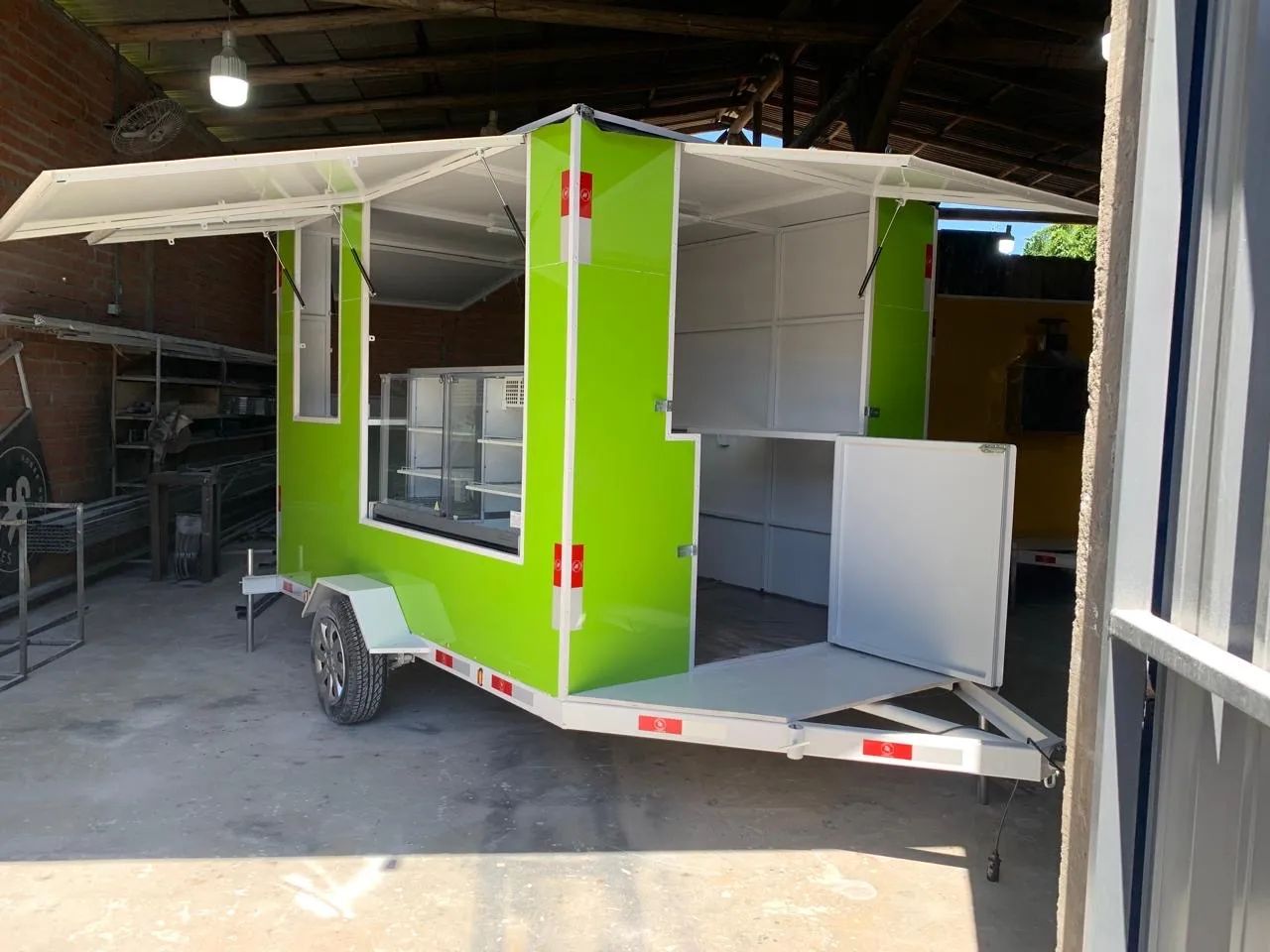 Semi-new trailer65606298653187122