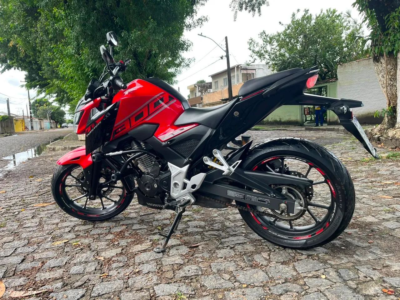 CB 300