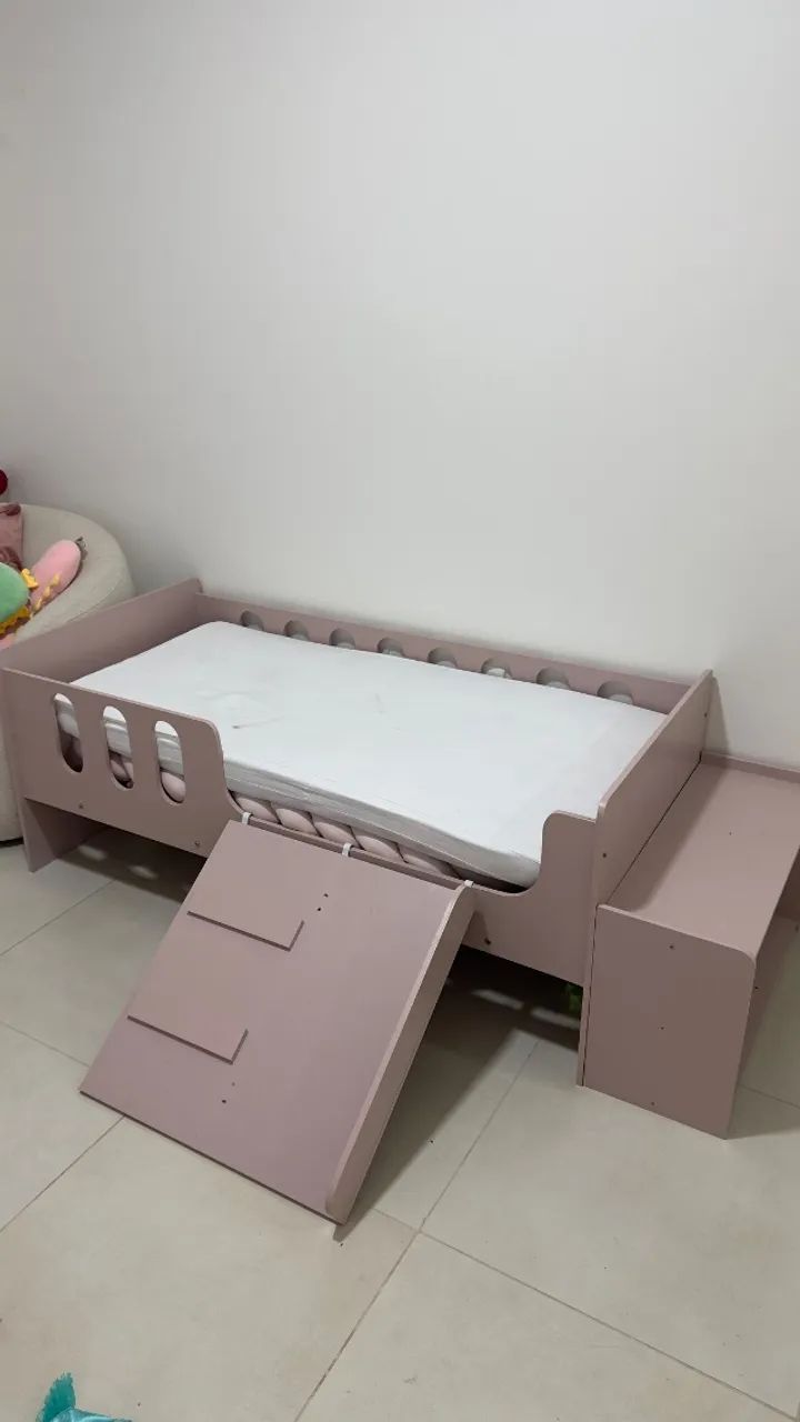 Cama infantil rosa com escorregador 