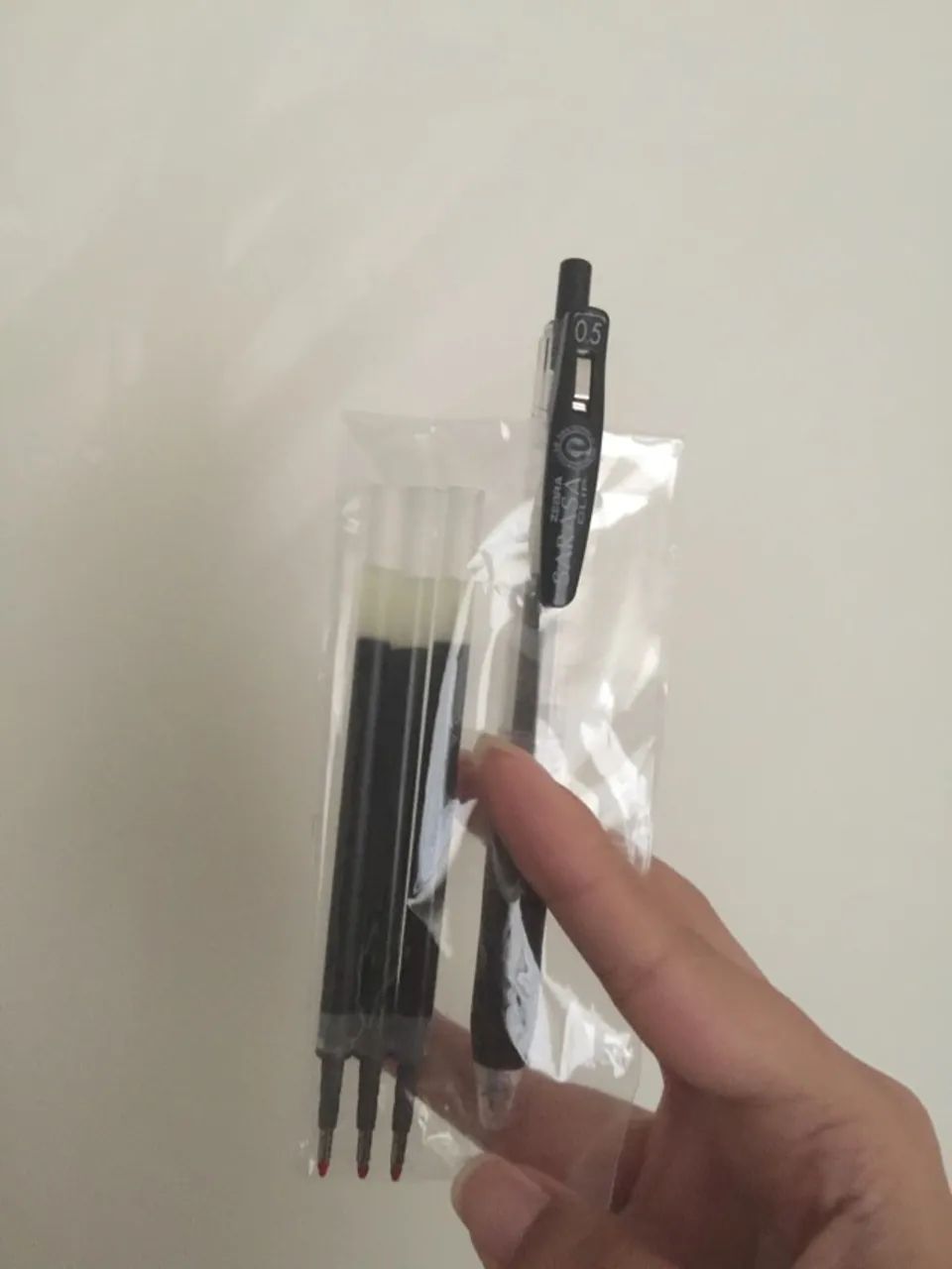 caneta sarasa preta em gel com refil 