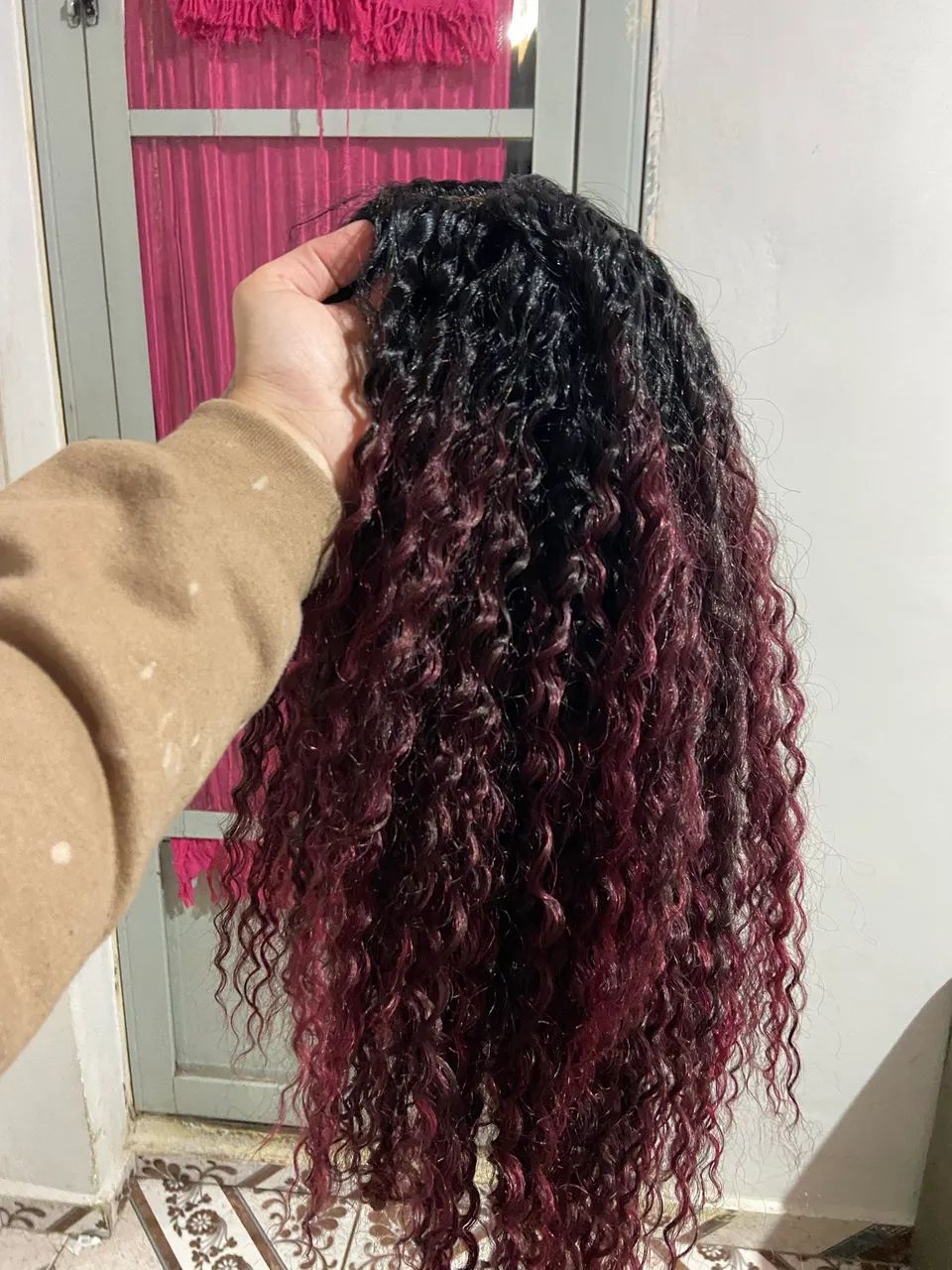 Lace Front Cacheada Preta com Bordô - Fibra Humanizada