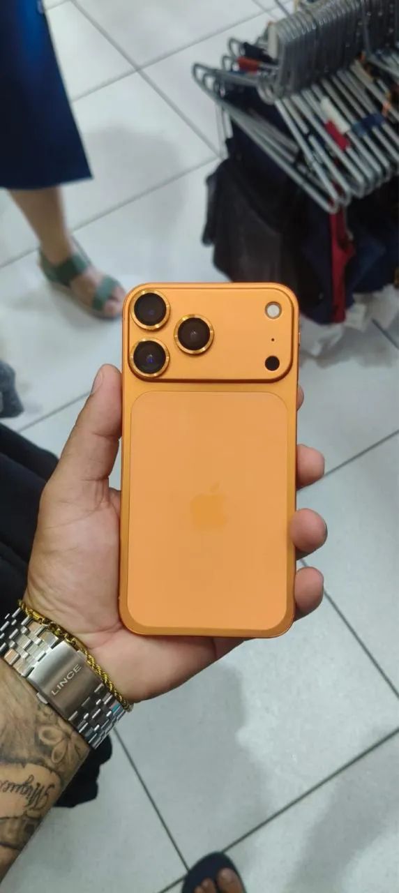 iPhone 11 128 gb na carcaça do 17 pro