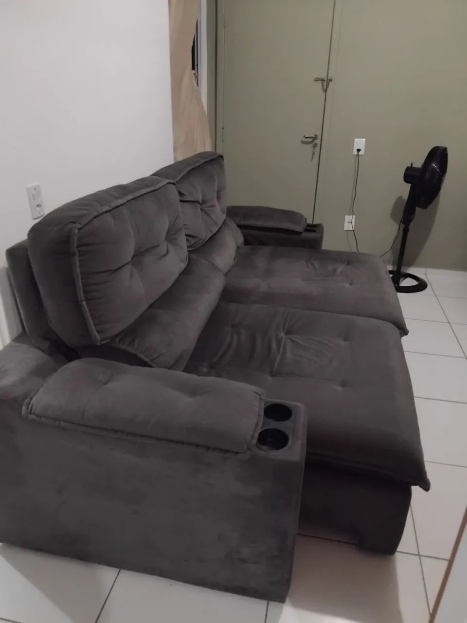 Vendo sofá semi novo confortável  retrátil grande  4 lugares  - Foto 2