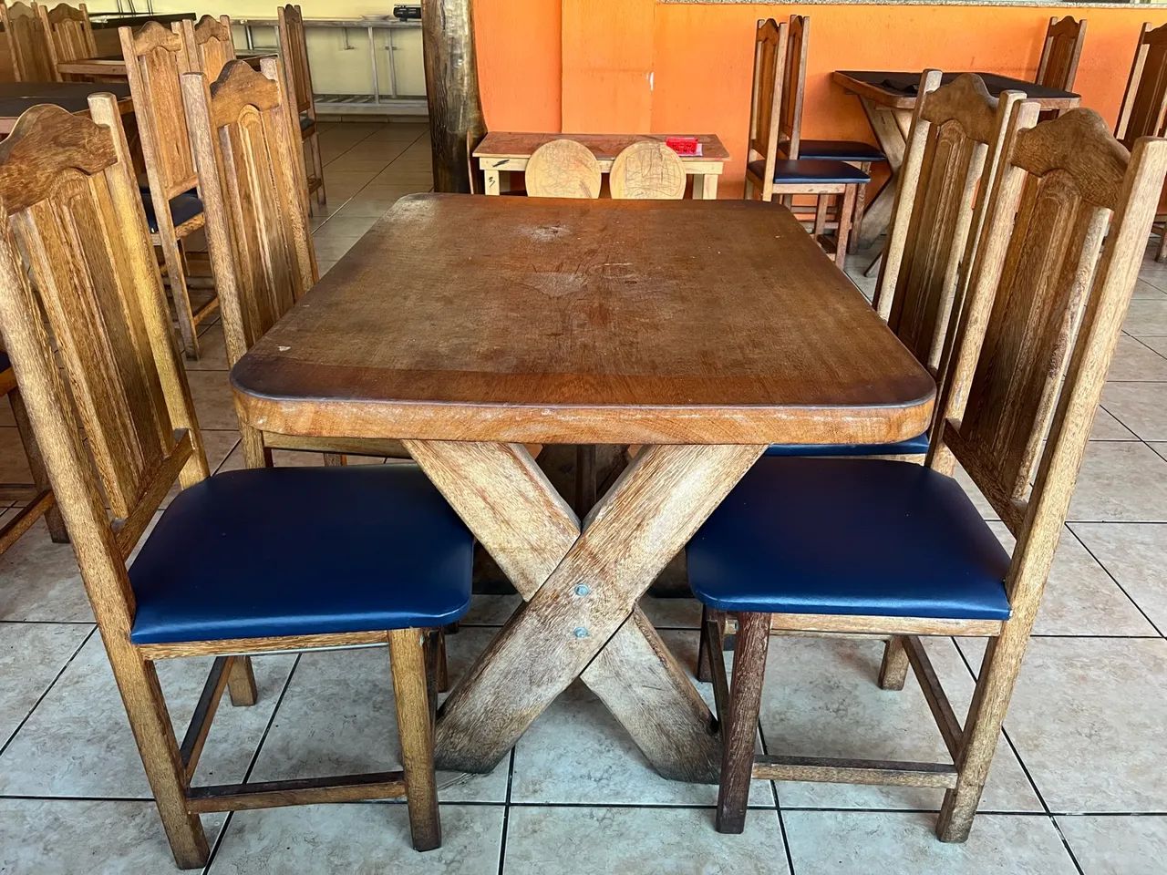 Mesa de madeira maciça com 04 cadeiras - Foto 2