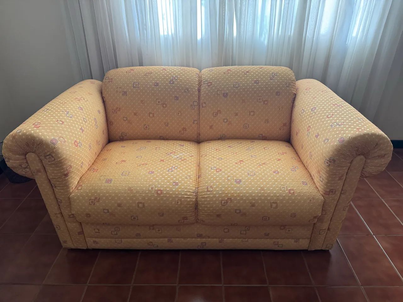 Sofás com estrutura reforçada , tecido, 2 lugares  - assentos de molas - usados 