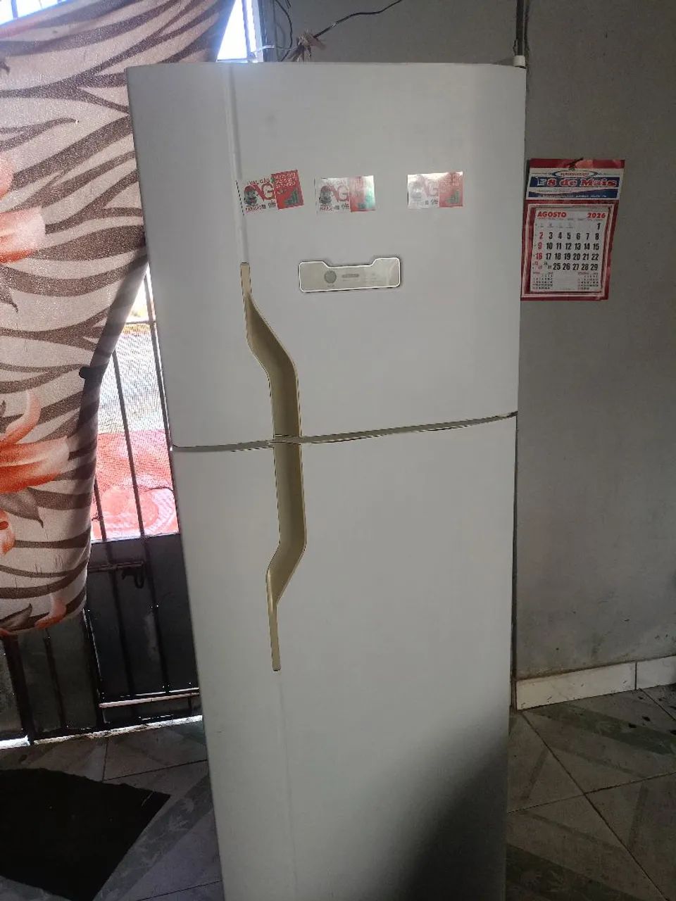 Vendo geladeira funcionando perfeitamente,ela e 220  - Foto 2