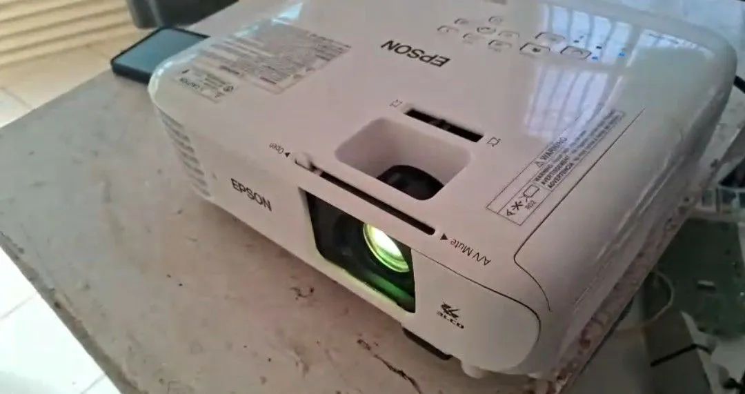 Projetor Epson E20  - Foto 4