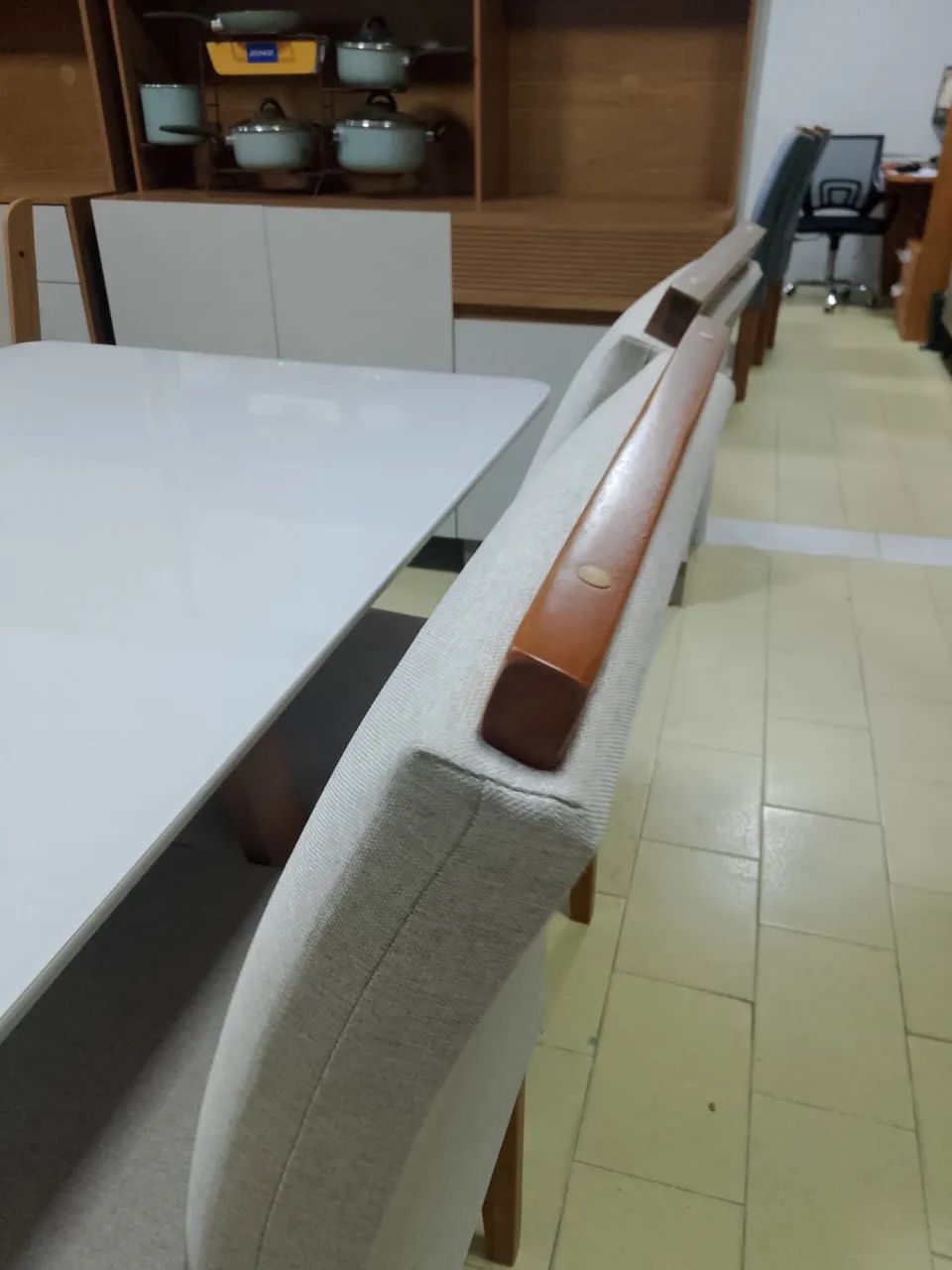 Mesa Mariana 4 Cadeiras - Base e Cadeiras em Madeira, Tampo com Vidro Laqueado - Foto 5