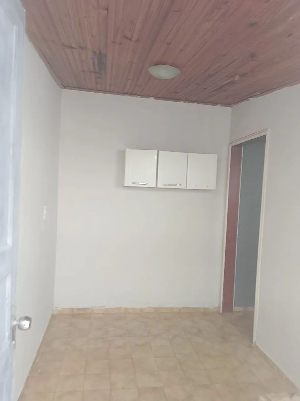 Casa de fundos independente 