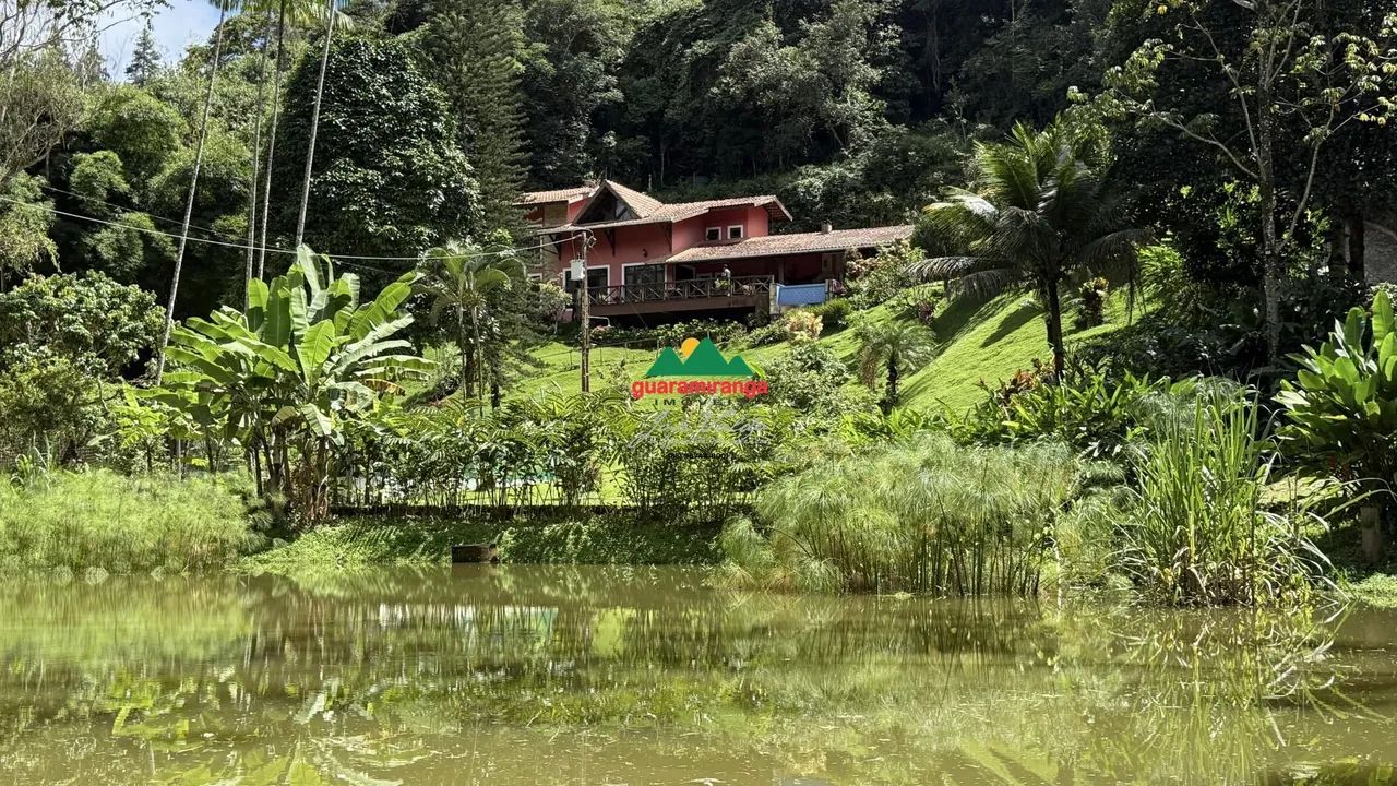 CASA COM LAGO NO MEIO DA MONTANHA