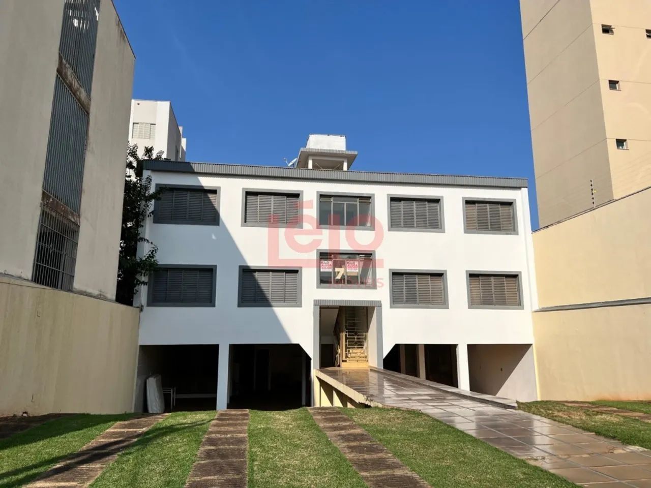Prédio com 4 apartamentos de 82 m2 de área útil. - Foto 2