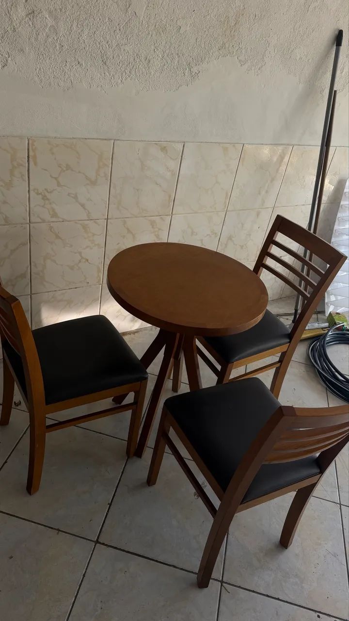 Mesa com 3 cadeiras (madeira) - Foto 2
