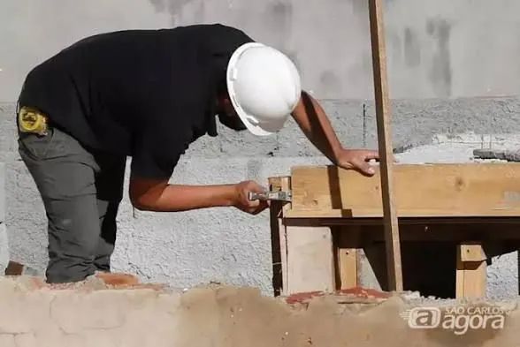 Pedreiro profissional da fundação ao acabamento.