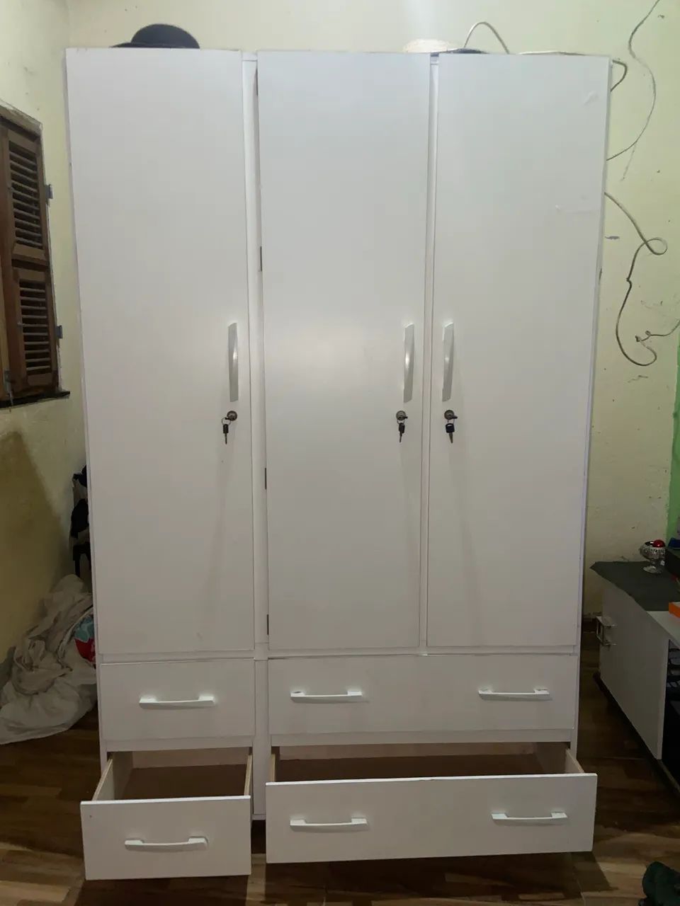 GUARDA-ROUPA 3 PORTAS E 4 GAVETAS - Foto 2