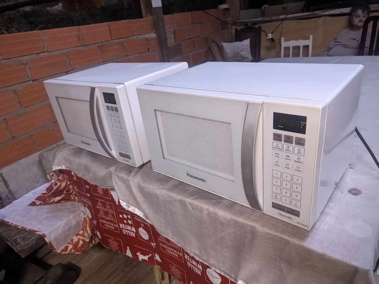 Dois Microondas funcionando perfeitamente.
