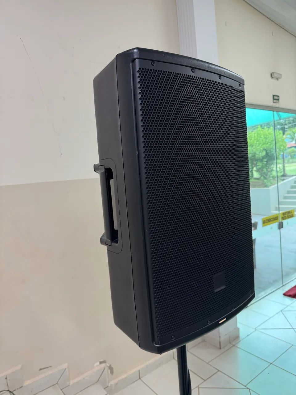 Caixa ativa JBL EON 615 