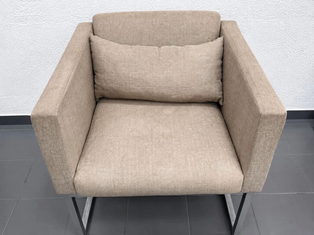 Par de Poltronas Moderna Bege com estrutura Metálica 