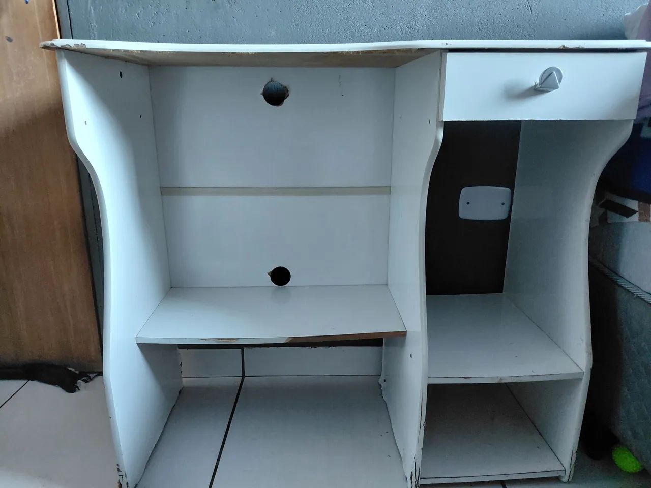 Mesa de Computador / Escrivaninha Branca Compacta (Com Detalhes) - Foto 2