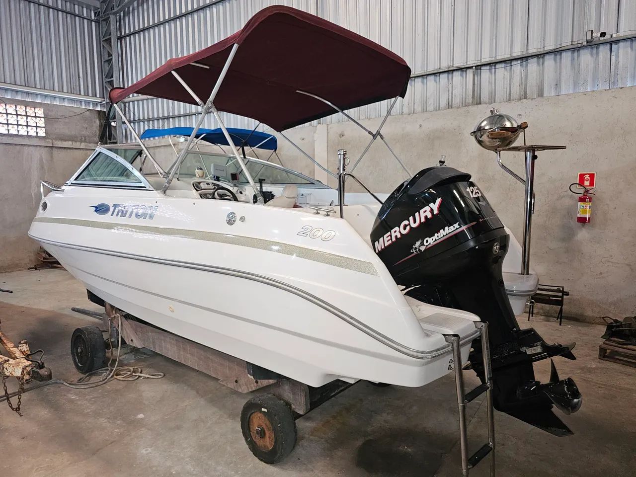 Triton 200 cabinada com motor Mercury 125 hp - nao Focker Fs 